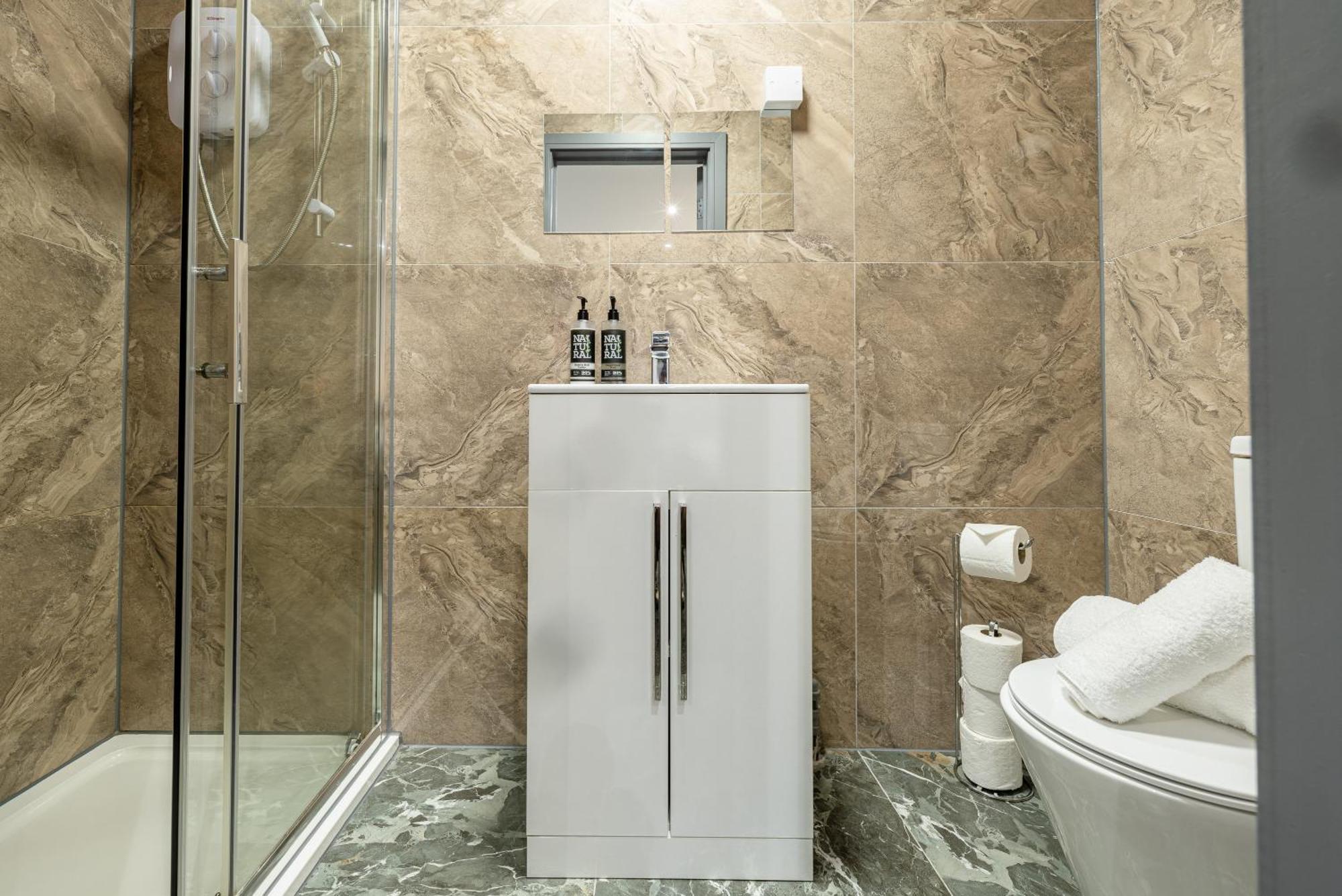 Rnm - Upgraded Business Stay For Travelling Contractors, All Amenities, Private Access Entire Place, Kitchen & Washroom, Smart Tv, Easy Access, Parking Nearby Cradley Heath Exterior foto